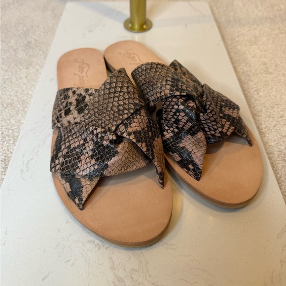 Free People Shoes - Free People Rio Vista Snakeskin Leather Flat Sandals Size 39
